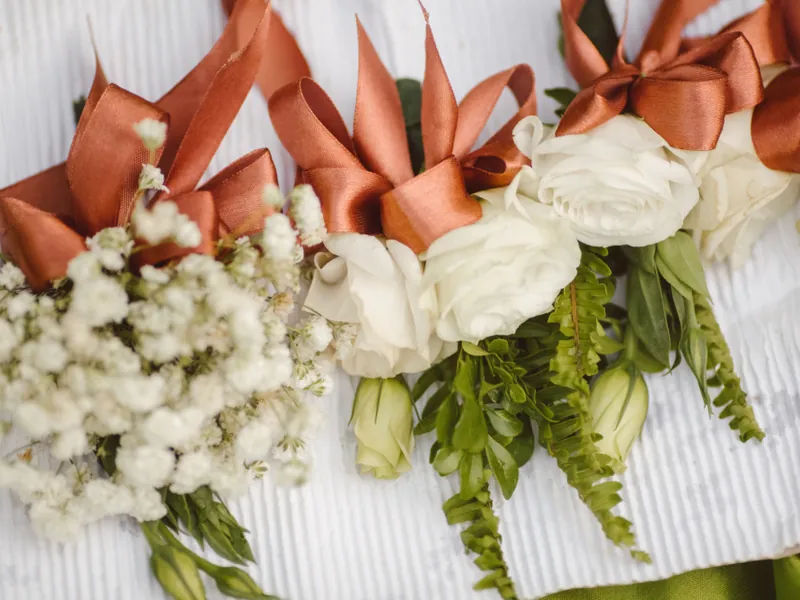 Wedding buttonholes and bouquets with ribbons